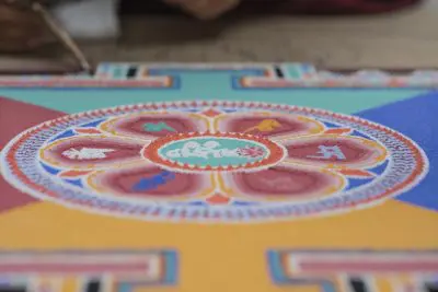 Ein buntes Mandala auf einem Stück Papier.