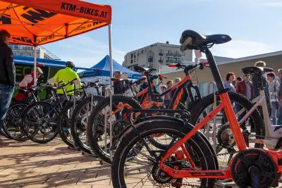Eine Gruppe von Fahrrädern, die in einer Reihe geparkt sind.