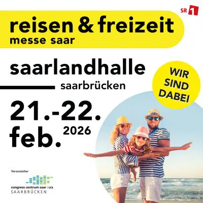 Werbeplakat für die reisen & freizeit messe saar in der Saarlandhalle, Saarbrücken, am 21. und 22. Februar 2026. Zeigt drei Personen in gestreiften Outfits und Hüten, die an einem Strand posieren, mit Veranstaltungsdetails und Logos.