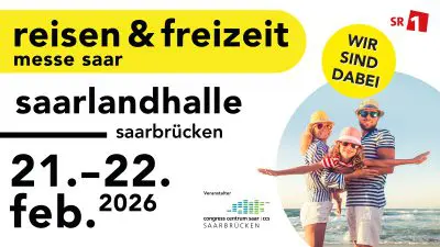 Werbeplakat für die "reisen & freizeit messe saar" in der saarlandhalle, Saarbrücken am 21. und 22. Februar 2026. Zeigt eine lächelnde Familie in Sommerkleidung und Ferienhüten auf der rechten Seite. Auf der gelben Sprechblase steht "Wir sind dabei.".